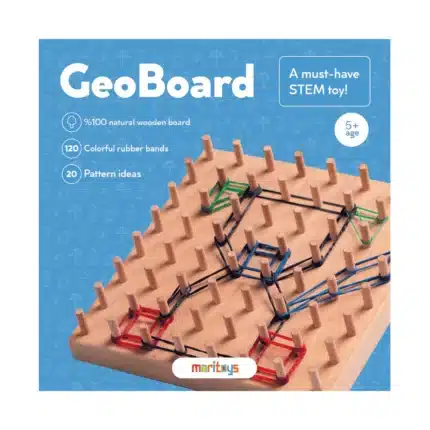 Mori Toys GeoBoard, çocuklarınızın okuma ve yazma dünyasına adım atmadan önce harika bir hazırlık adımı sunuyor. Sadece lastikleri kullanarak çocuklarınız, bu ahşap panel üzerinde şekiller, harfler, sayılar ve resimler oluşturarak eğlenirken öğrenecekler.