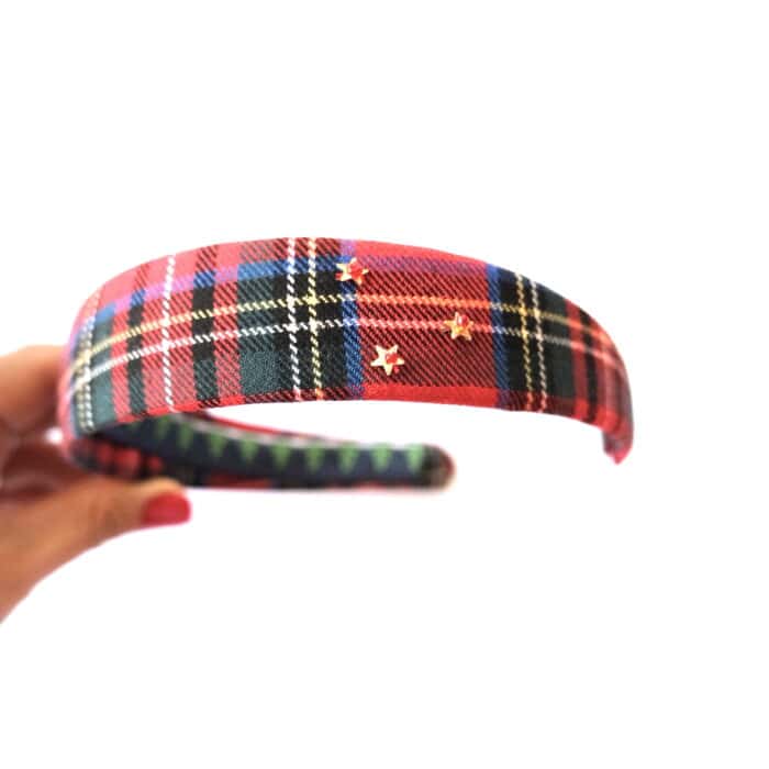 Shiny red plaid taç, yılbaşı ruhunu taşıyan el yapımı bir başlıkla şıklık ve zarafeti bir araya getirir. %100 pamuklu kumaş kullanılarak hazırlanan bu taç, üzerindeki elle işlenmiş yıldız pul detayları ile dikkat çeker. Alt kısmındaki pamuk kurdele şerit detayı ise yeni yıl coşkusunu başınızın üstüne taşır. Bu taç ile özel günlerde ve özellikle yılbaşı kutlamalarında tarzınızı konuşturun.