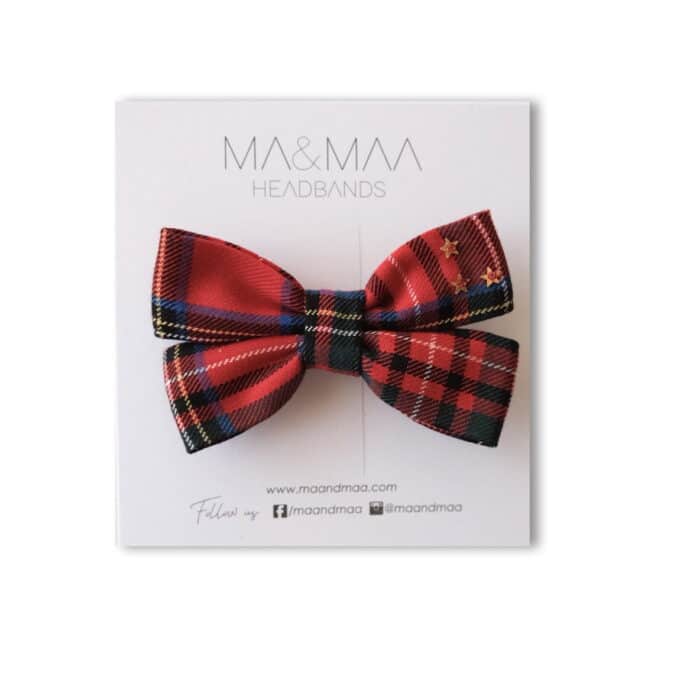 Shiny red plaid midi kitty fiyonk, özenle el yapımı bir zarafeti ve parlak tasarımı bir araya getirir. Her bir fiyonk, ustalar tarafından seçilen malzemeler ve el işçiliği ile özenle hazırlanmıştır. Bu midi fiyonk, hem zarafetini hem de şıklığını yansıtan parlak bir tasarıma sahiptir.