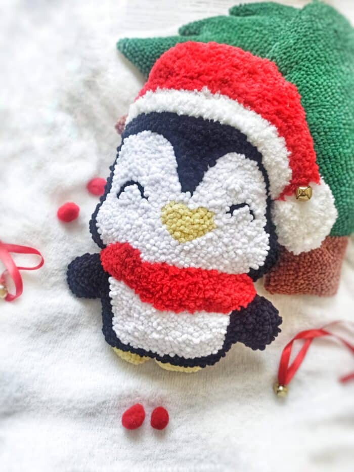Penguen kırlent, doğal pamuk kumaş üzerine ustalıkla işlenmiş yumuş bebek ipi ile öne çıkıyor. Bu özel punch işlemesi, kırlenti doğal bir zarafetle buluşturuyor. Doğal dokusu ve yumuşak hissiyatıyla penguen kırlent, evinize sevimli bir dokunuş katıyor.