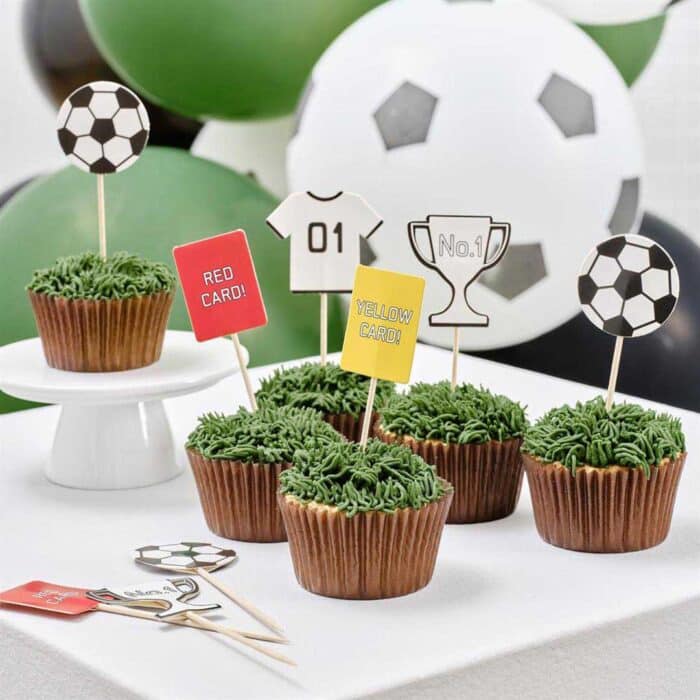 Ginger ray'in 12'li futbol cupcake süsleri, futbol tutkunu çocuklar için mükemmel! Renkli detayları ve çevre dostu yapısıyla partileri eğlenceli hale getiriyor. Şimdi keşfedin!