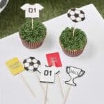 Ginger Ray'in 12'li futbol cupcake süsleri, futbol tutkunu çocuklar için mükemmel! Renkli detayları ve çevre dostu yapısıyla partileri eğlenceli hale getiriyor. Şimdi keşfedin!