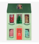 Yeni Yıl Evi Cupcake Kit, 5 farklı tasarımla geliyor! 24 adet topper içerir; 5 Noel Baba, 4 petek Noel ağaçları, 5 zencefilli kurabiye insanlar, 5 şeker kamışı ve 5 ren geyiği. Her biri, lezzetli cupcakelerinizi şenlikli birer sanat eserine dönüştürmek için tasarlanmıştır.