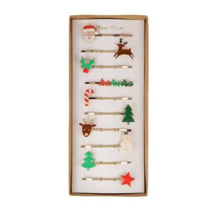 Meri Meri'nin Yeni Yıl Tokaları, her biri altın tonlu ayrıntılarla süslenmiş Noel simgelerini içerir. Bu şık saç aksesuarları, hem çocukların hem de yetişkinlerin yeni yıl kutlamalarına özel bir dokunuş katmak için tasarlanmıştır. Parıltılı detaylarla saçlarınıza zarafet ekleyin.