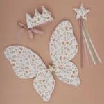 Mimi & Lula Blossom Floral Kelebek Kanatları, çiçek desenli kumaşı ve sırttaki saten dokusuyla zarafet ve stili mükemmel şekilde birleştirir. Esnek elastik askıları ve parıldayan yıldız detayıyla, çocuklar bu kanatlarla kendilerini sevimli bir kelebek veya küçük bir peri gibi hissedecekler.