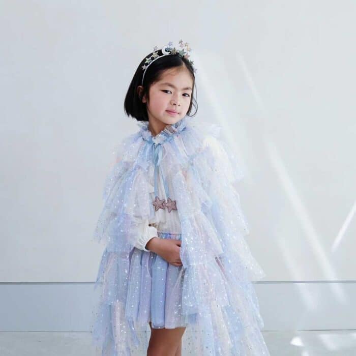 Mimi & lula celestial rainbow simli tütü, partilerden günlük eğlencelere ve rüya gibi giyinme günlerine kadar her ortam için mükemmel bir tercih. Yaklaşık 52 cm genişliğindeki elastik bel bandı, parıltılı yıldız süslemeli saten kurdele ve yaklaşık 30 cm uzunluğuyla dikkat çeker.