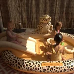 Swim Essentials Beige Leopard Fıskiyeli ve Kaydıraklı Şişme Oyun Havuzu 210cm - Görsel 3